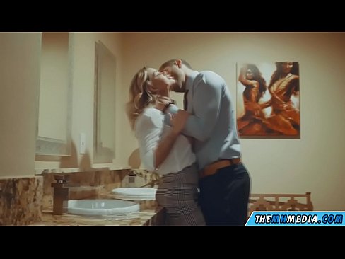 ❤️ وقتی یک بلوند بی تنه شما را در یک دستشویی عمومی اغوا می کند ☑ پورن با کیفیت در ما ﹏